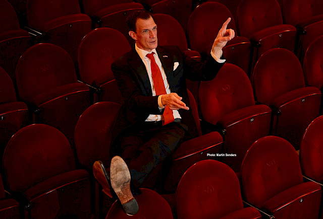 greg_jfk_kleine_komedie_feet_up_in_seats.jpg